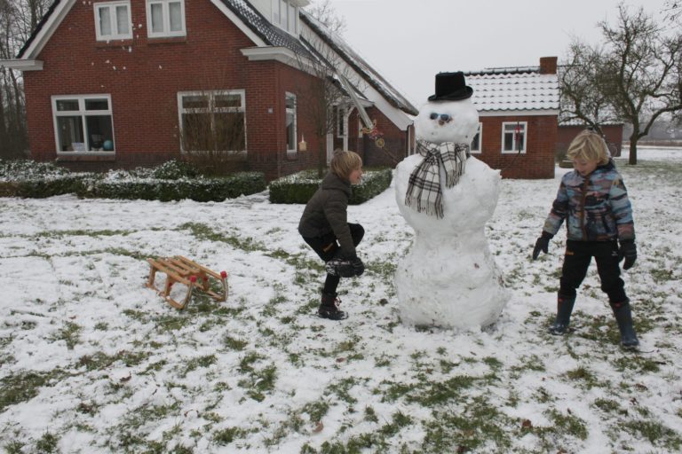 Sneeuwpop ziet de zon opkomen