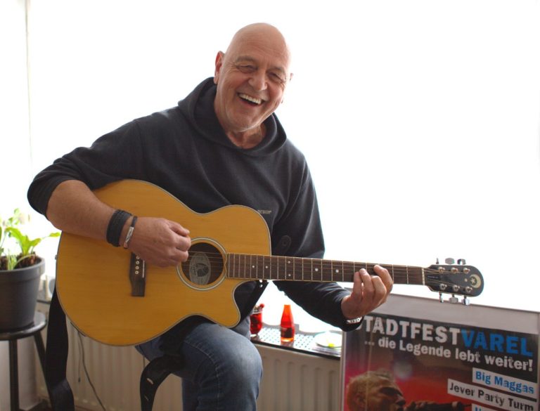 ‘Special’ muzikant Piet Vorenholt(70) uit Leek kan niet zonder muziek
