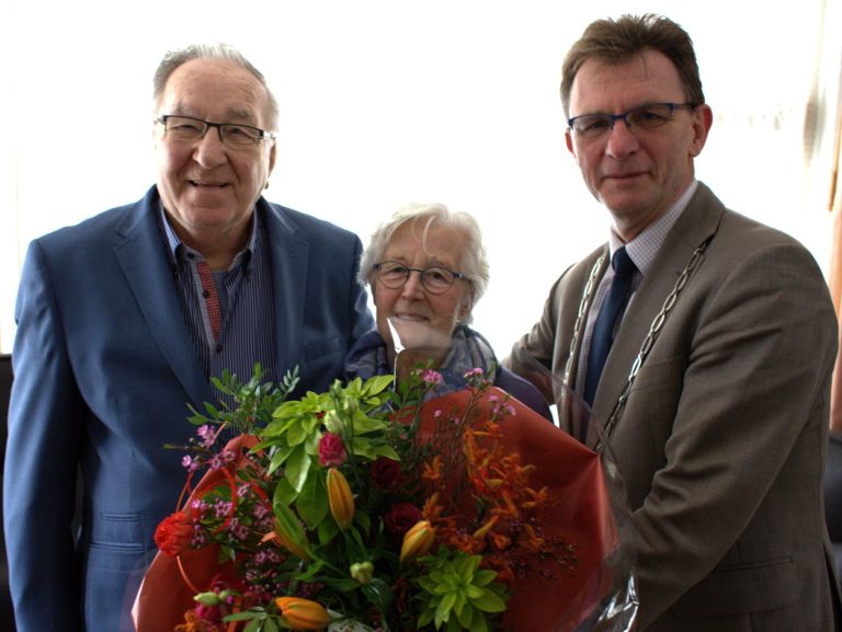 Wobbe en Antje 60 jaar getrouwd: bloemen en brief van de Koning
