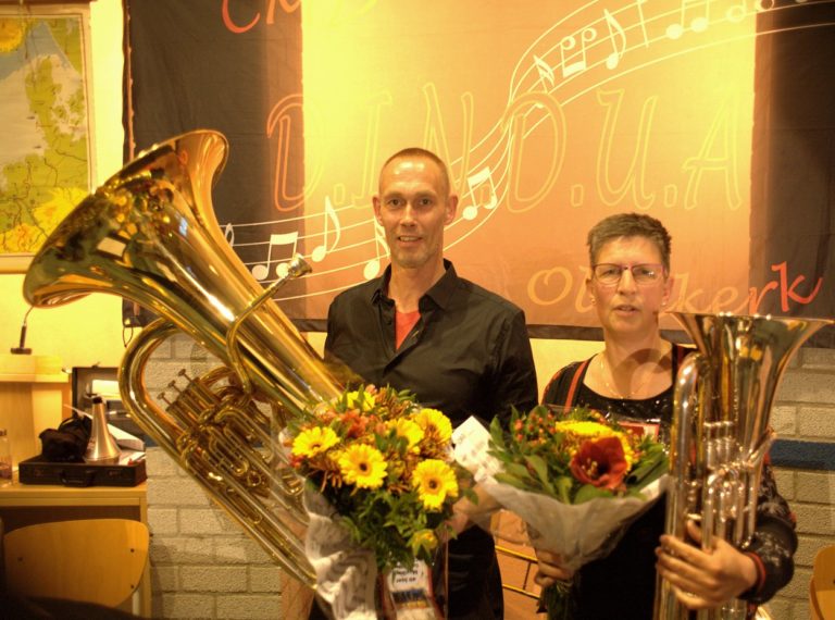 Muzikanten Dindua Oldekerk in de bloemetjes gezet