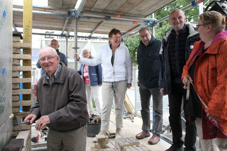 Piet Neut legt eerste steen van huis vlakbij bij oude ‘pomp’ in Marum
